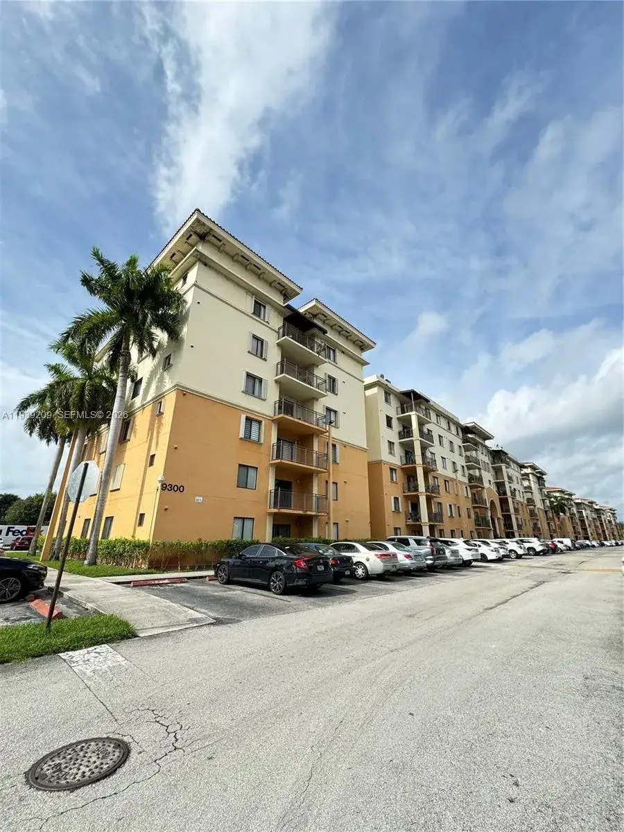 3 bedroom 2 bath Residential Lease for rent at 9300 Fontainebleau Blvd # E110, Miami FL 33172