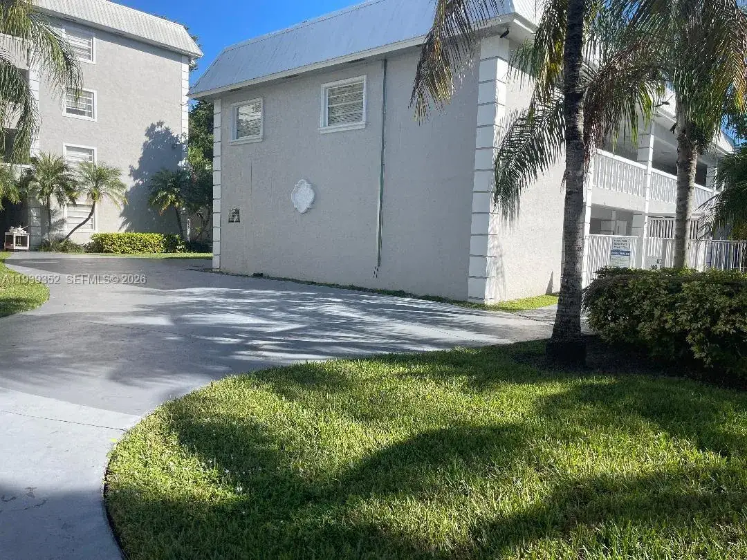 1 bedroom 1 bath Residential for sale at 17255 SW 95th Ave # 153, Palmetto Bay FL 33157