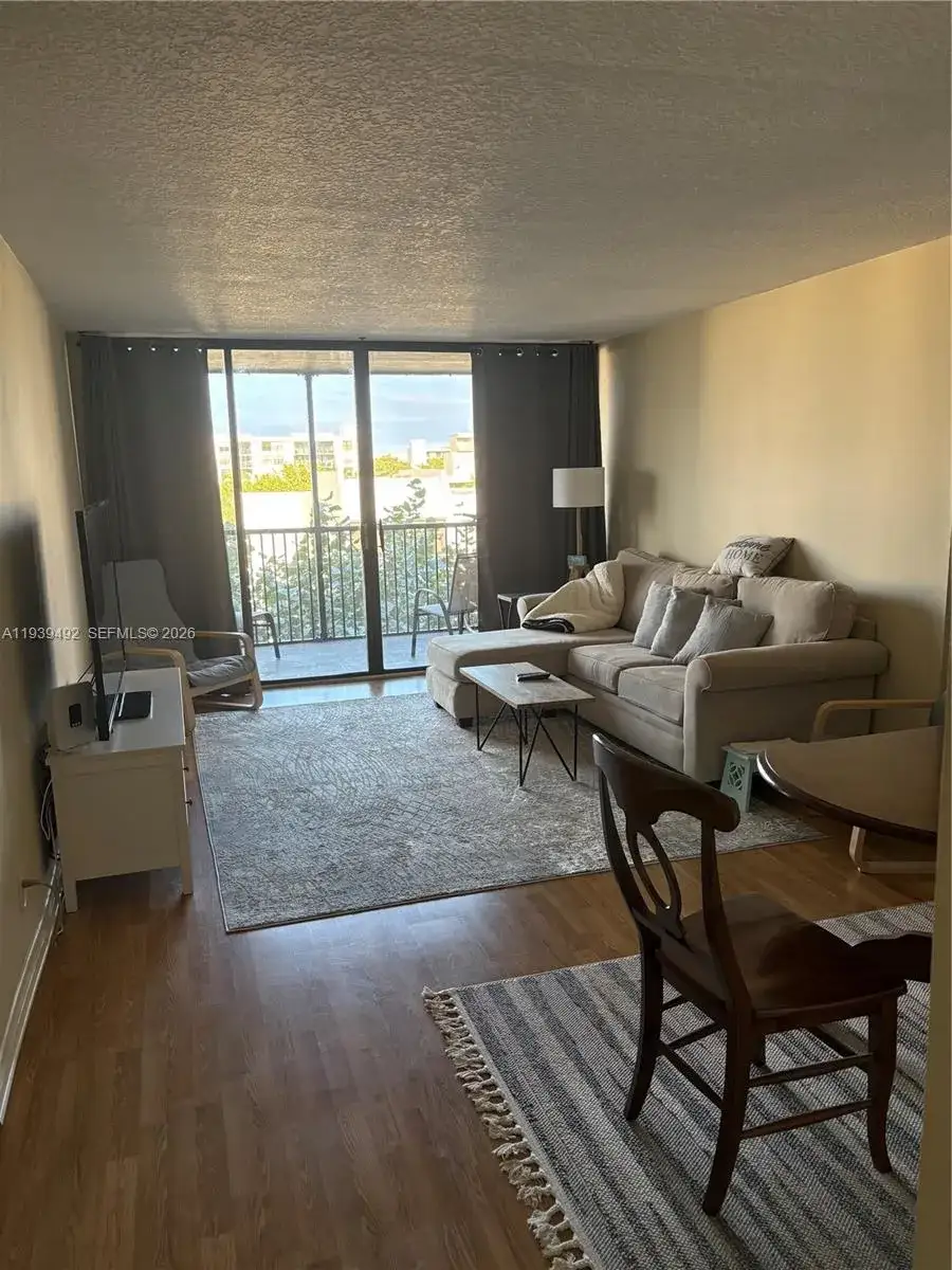 1 bedroom 1 bath Residential for sale at 17 Royal Palm Way # 4040, Boca Raton FL 33432