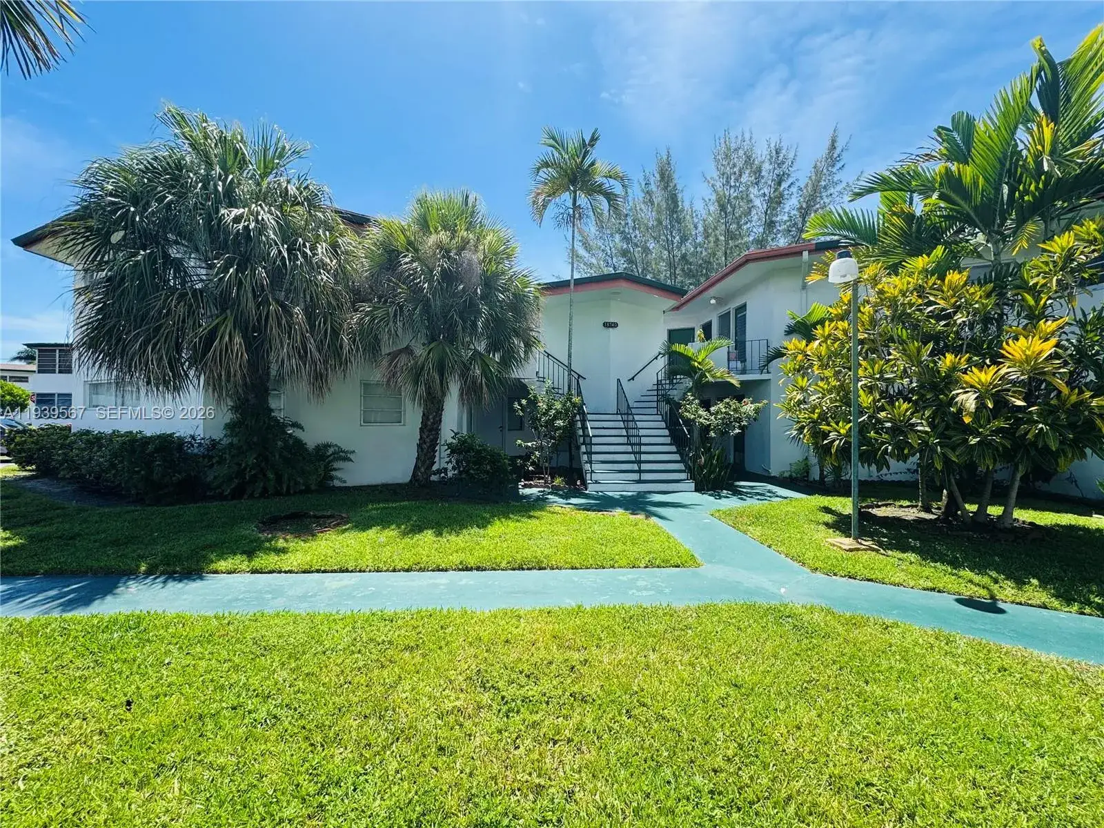 1 bedroom 1 bath Residential for sale at 18740 NE 18th Ave # 142, Miami FL 33179
