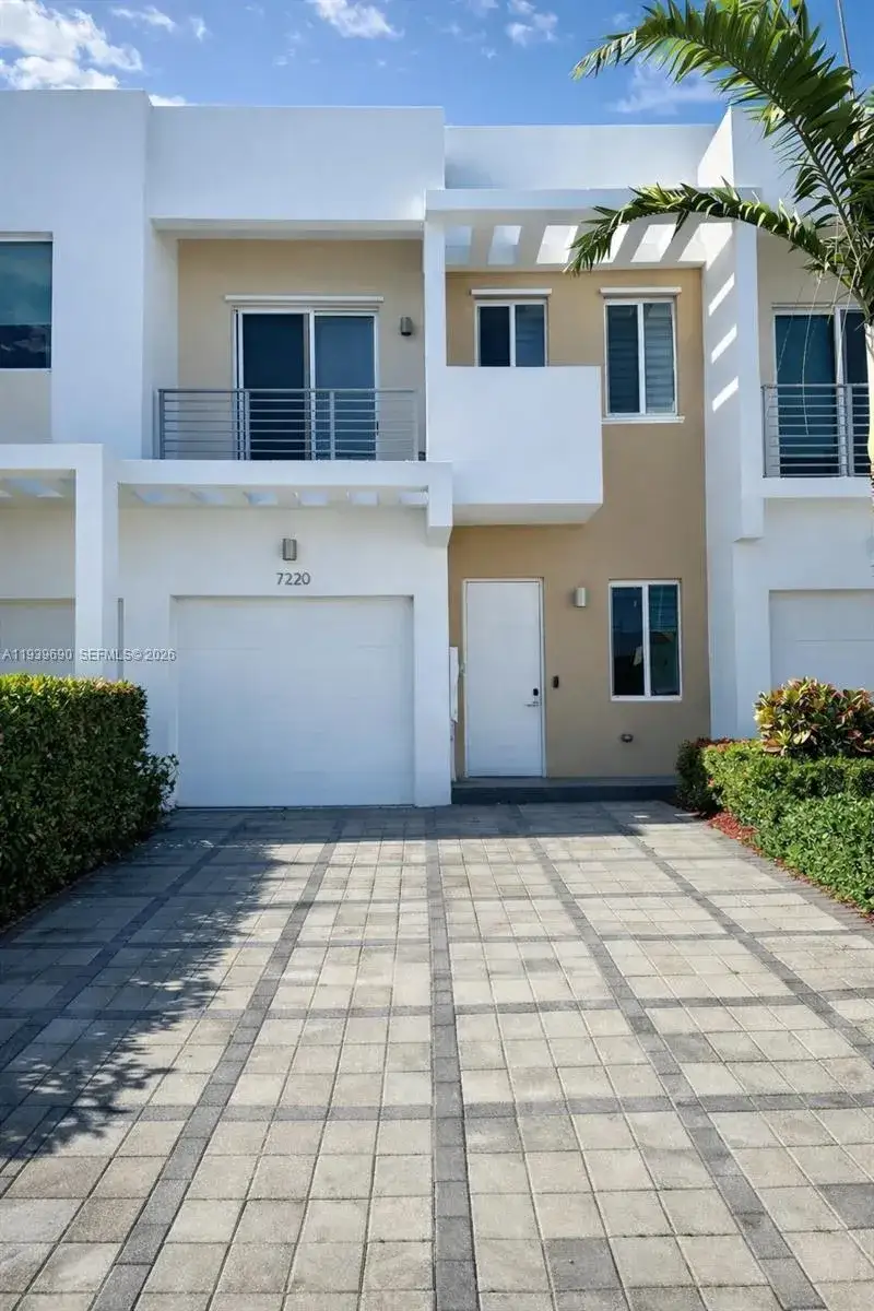 3 bedroom 3 bath Residential for sale at 7220 NW 103rd Path, Doral FL 33178