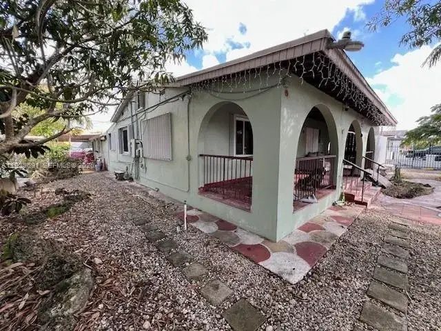 2 bedroom 3 bath Residential for sale at 501 E 8th St, Hialeah FL 33010