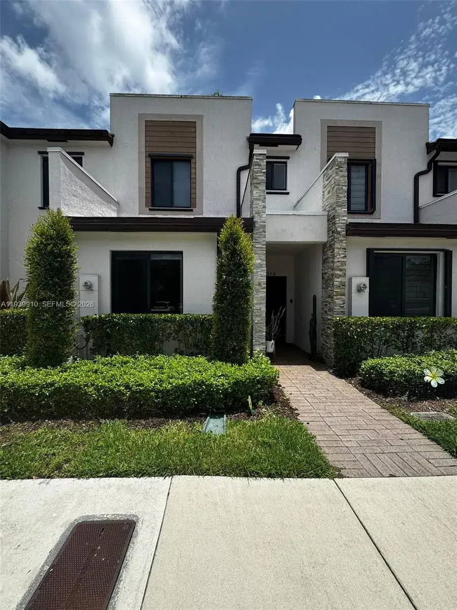 3 bedroom 3 bath Residential for sale at 328 NE 208th Ter, Miami FL 33179