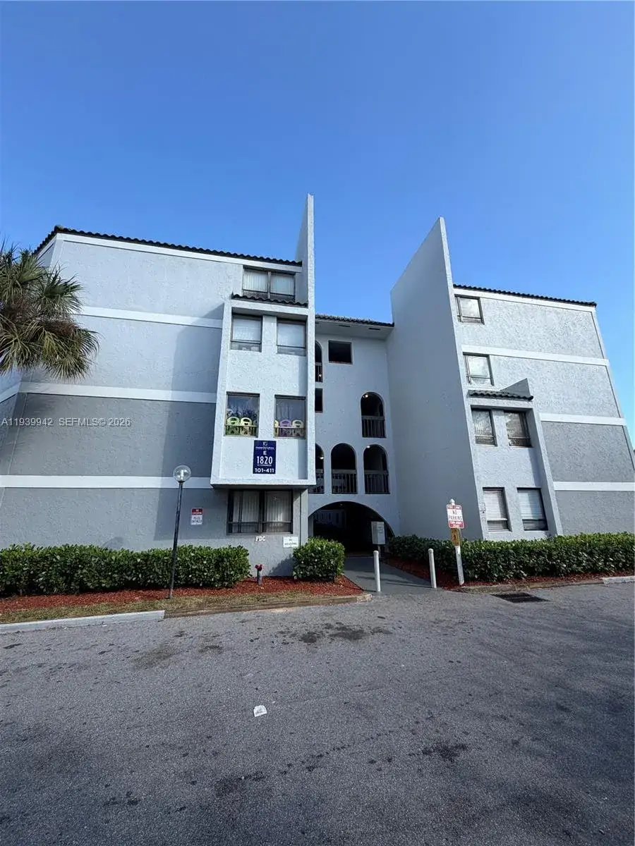 2 bedroom 2 bath Residential Lease for rent at 1820 N congress # 101, Palm Beach FL 33401