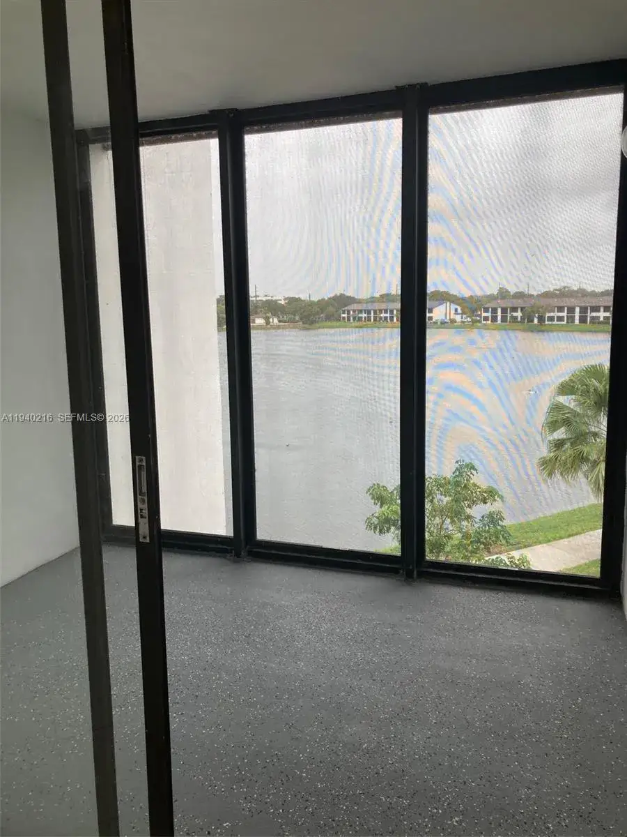 2 bedroom 2 bath Residential Lease for rent at 212 Lake Pointe Dr # 307, Oakland Park FL 33309