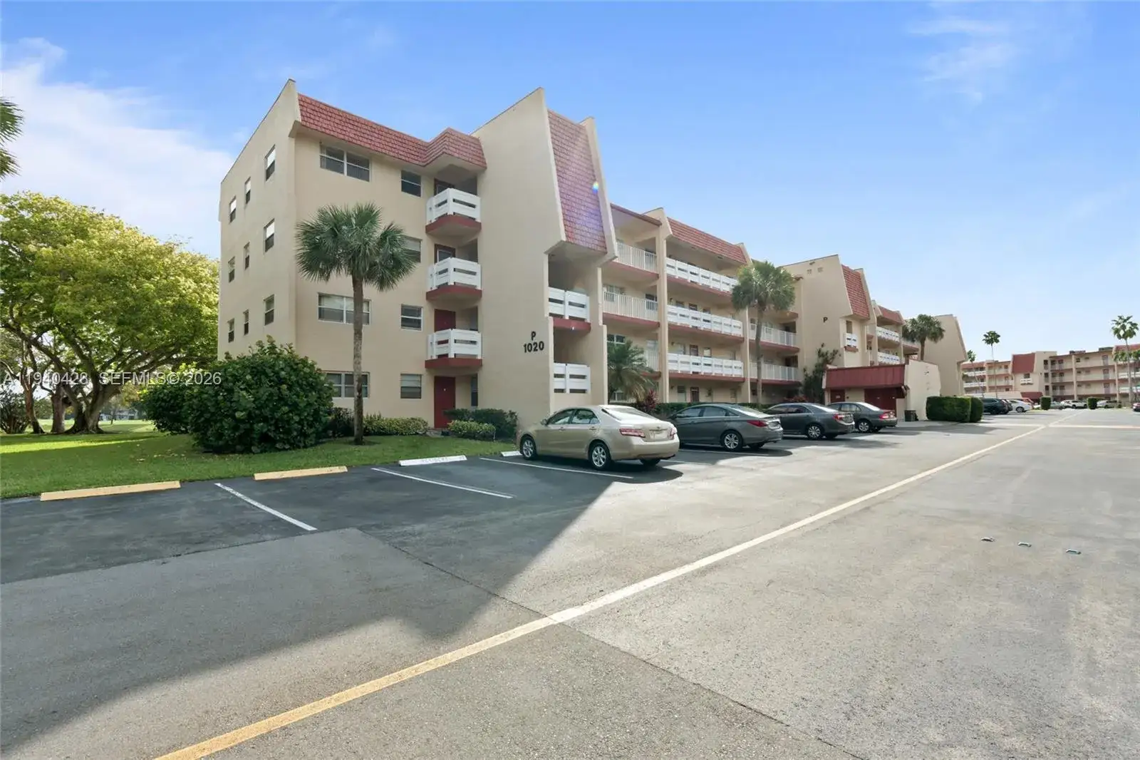 1 bedroom 1 bath Residential for sale at 1020 Country Club Dr # 206, Margate FL 33063