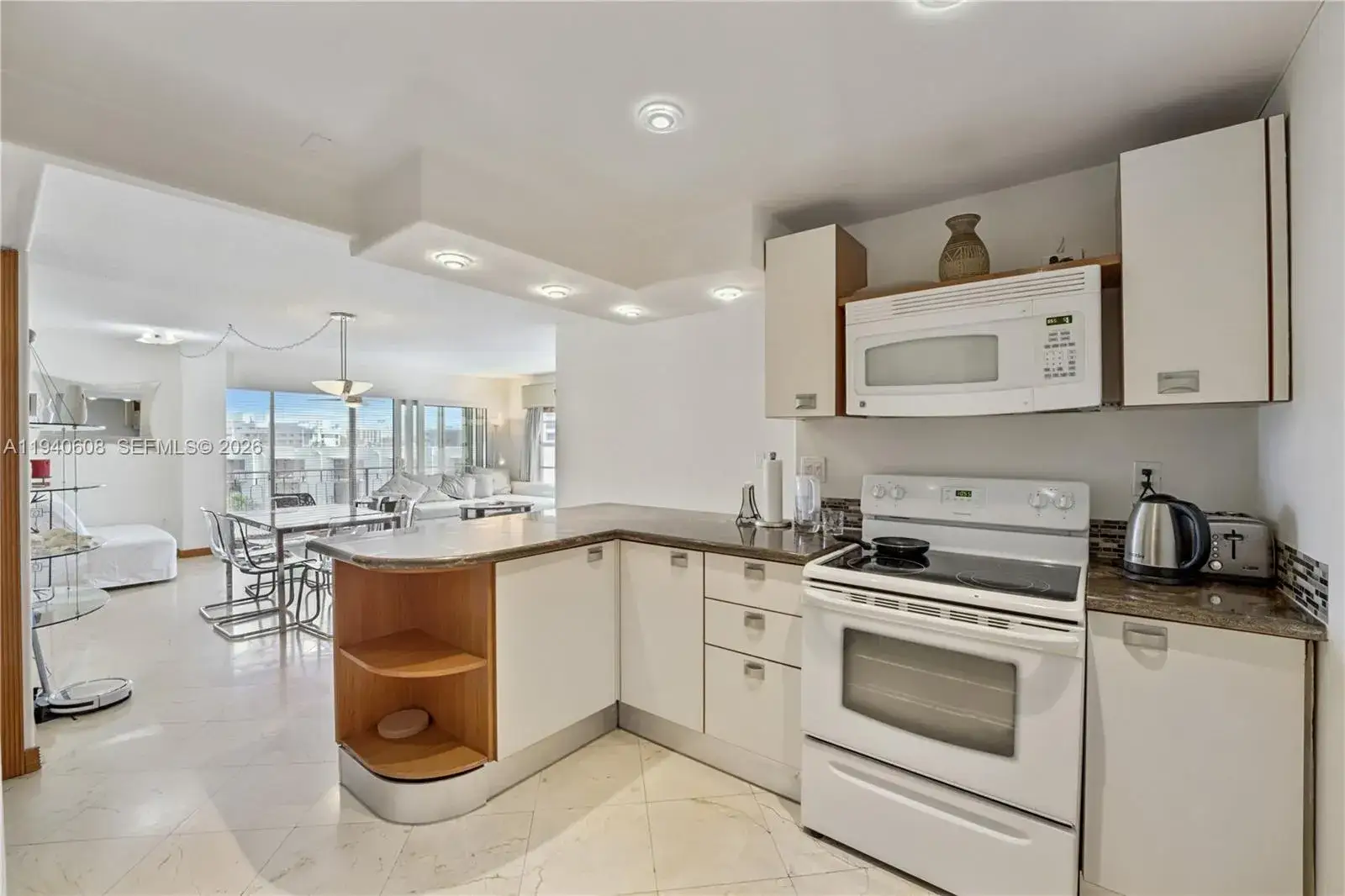 1 bedroom 1 bath Residential Lease for rent at 11111 Biscayne Blvd # 4H, Miami FL 33181