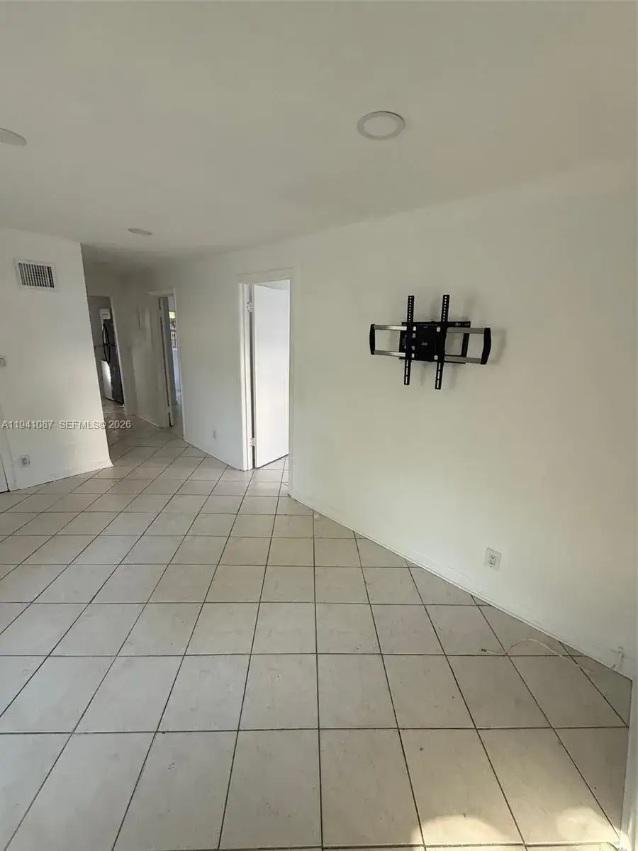 2 bedroom 1 bath Residential Lease for rent at 708 SE 6th Ct # 2, Fort Lauderdale FL 33301