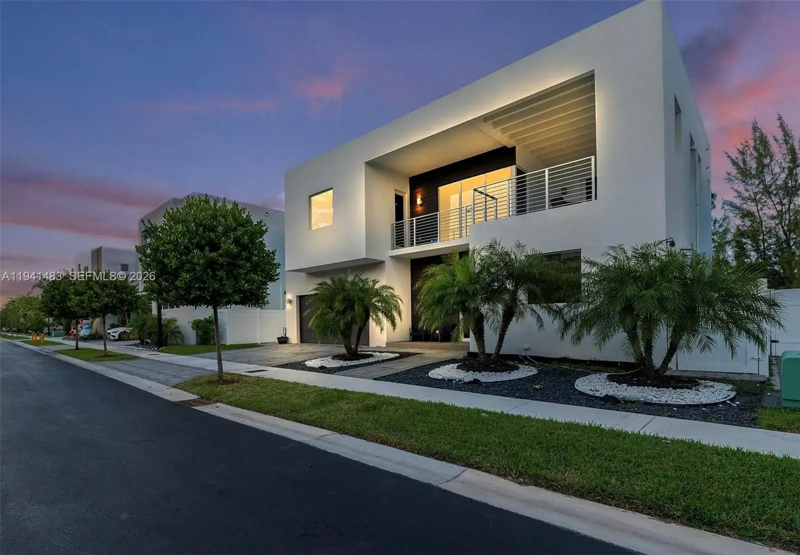 5 bedroom 5 bath Residential for sale at 10055 NW 77th St, Doral FL 33178