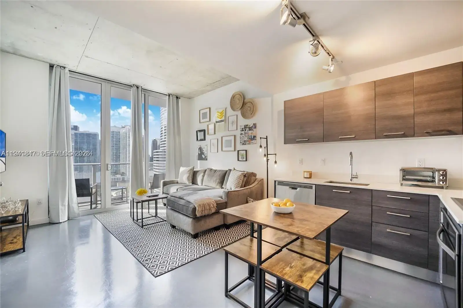 1 bedroom 1 bath Residential Lease for rent at 151 SE 1st St # 2109, Miami FL 33131