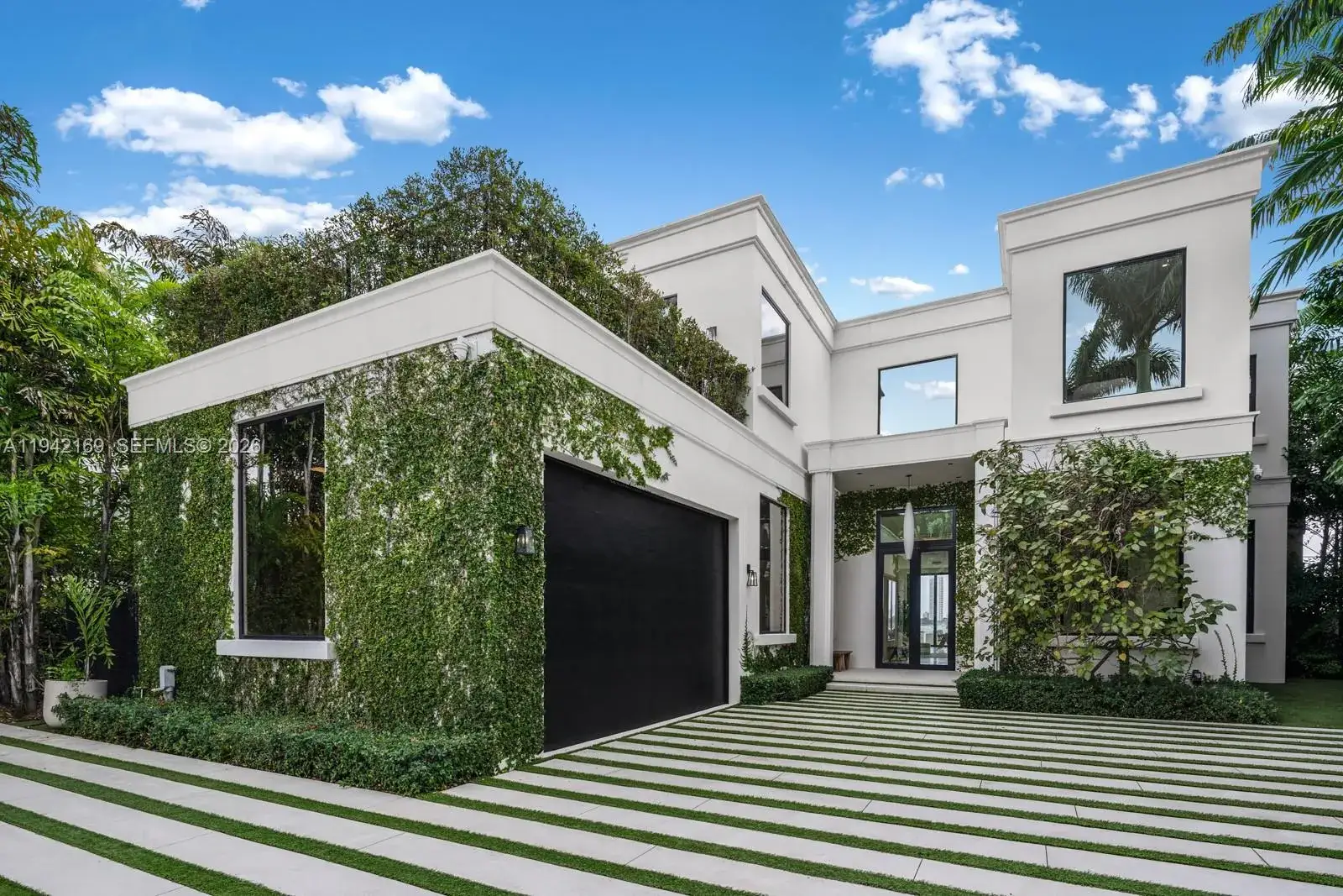 8 bedroom 7 bath Residential for sale at 33 E Dilido Dr, Miami Beach FL 33139