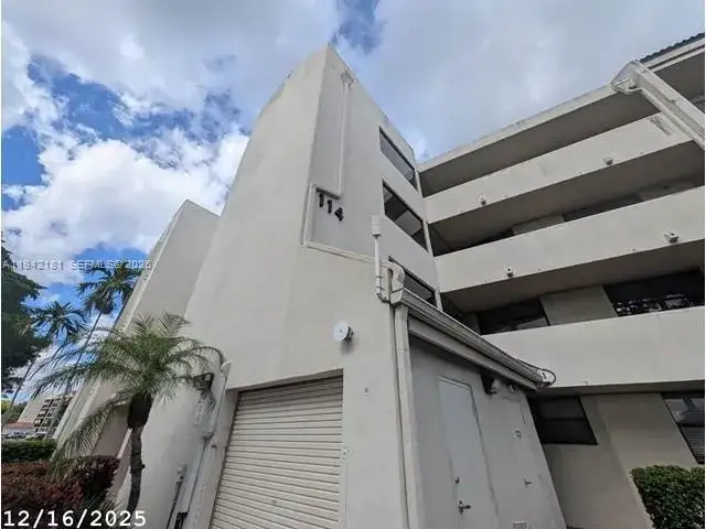 2 bedroom 2 bath Residential for sale at 114 Lake Emerald Dr # 104, Oakland Park FL 33309