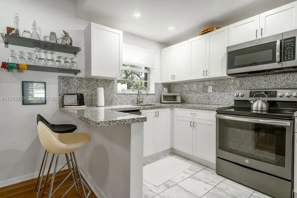 2 bedroom 1 bath Residential for sale at 5565 SW 80th St # 112D, Miami FL 33143