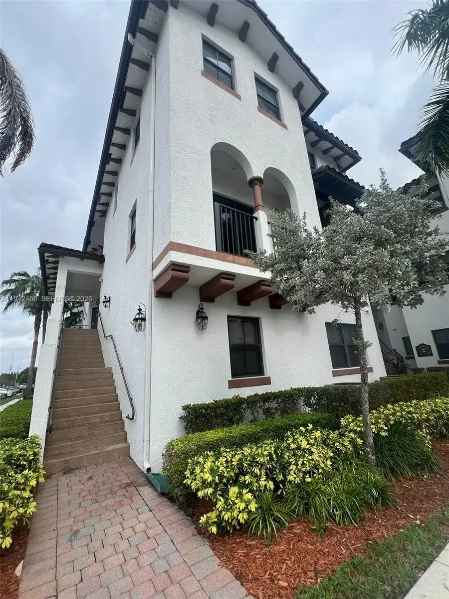 3 bedroom 2 bath Residential for sale at 10630 NW 88th St # 201, Doral FL 33178