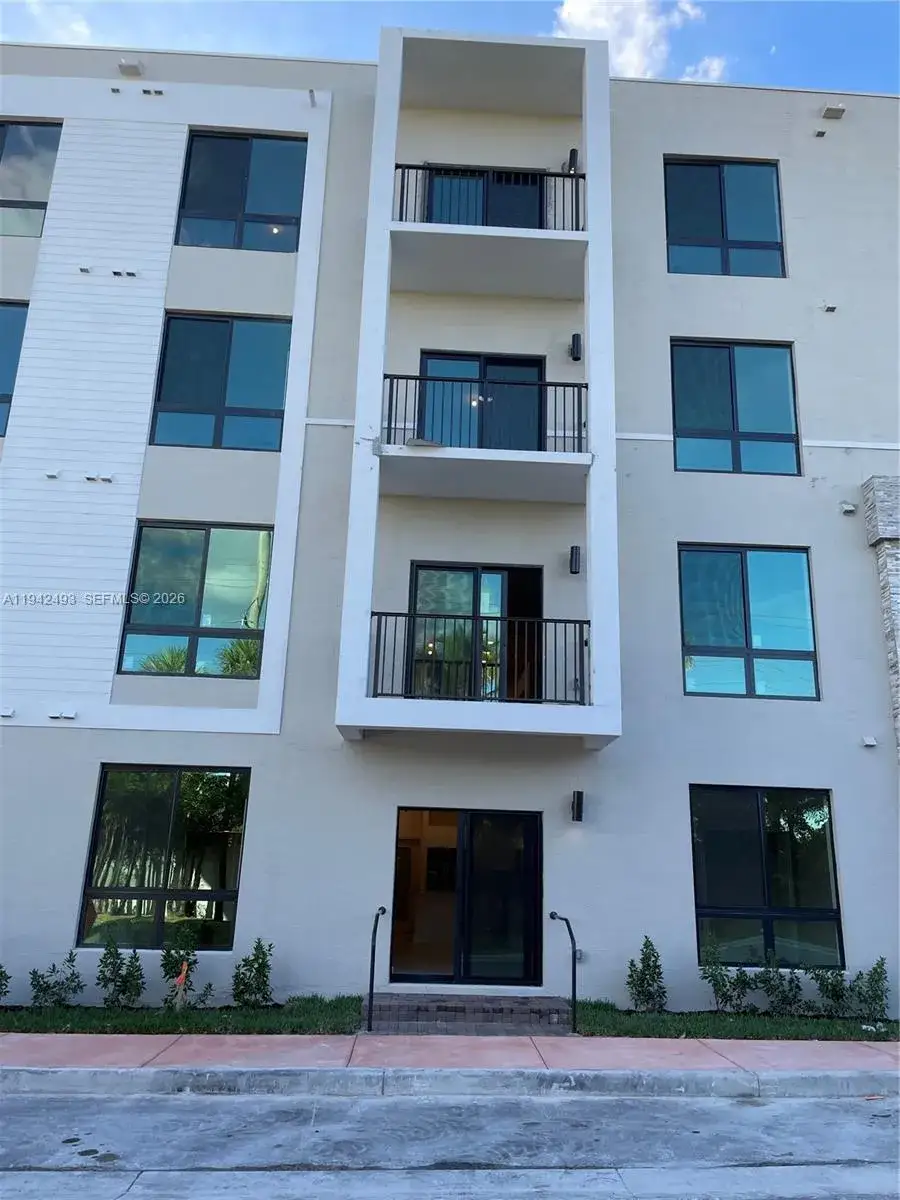 3 bedroom 2 bath Residential for sale at 8001 NW 41st St # 108, Doral FL 33166
