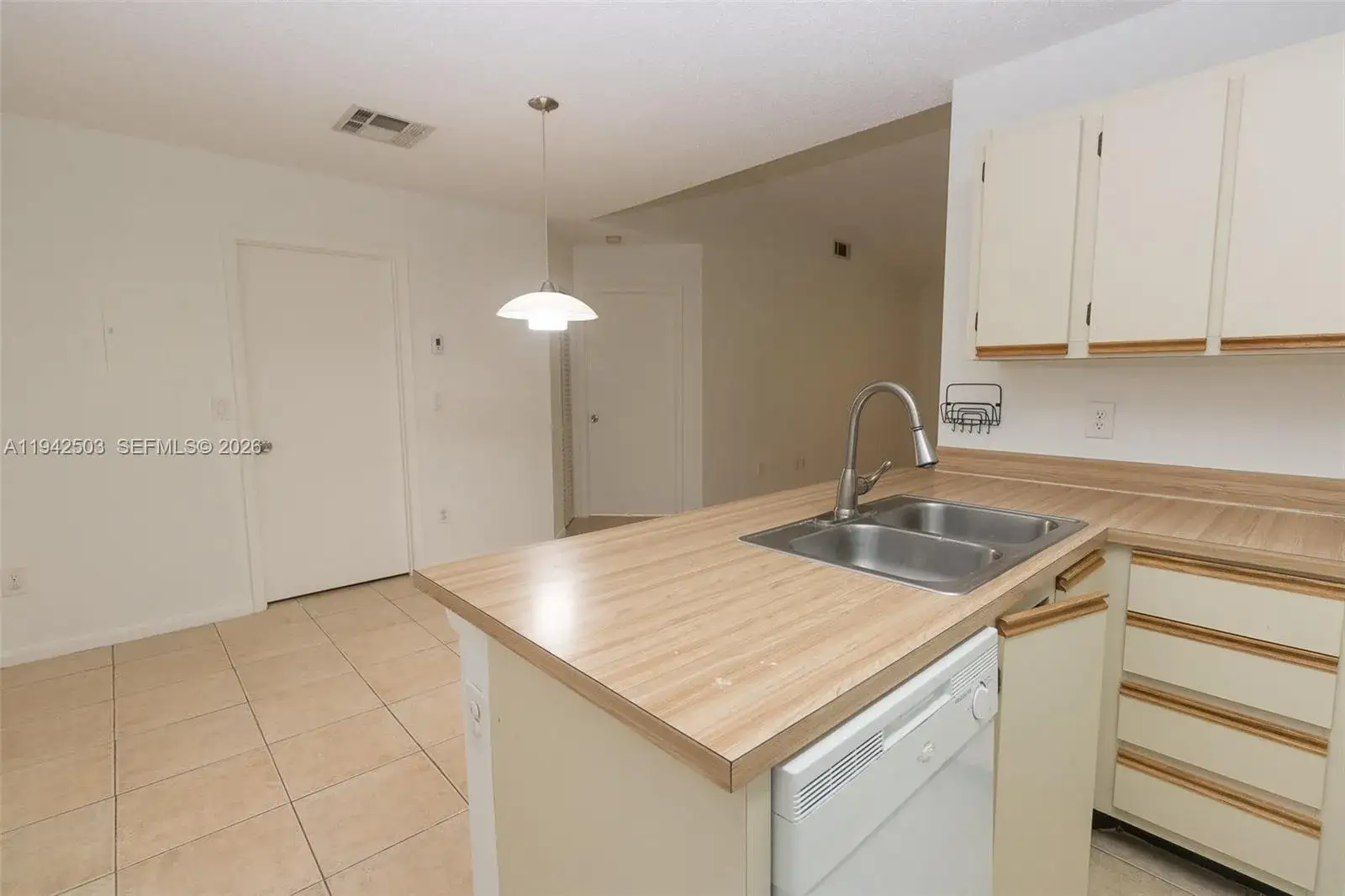 1 bedroom 1 bath Residential for sale at 18328 NW 68th Ave # P, Hialeah FL 33015