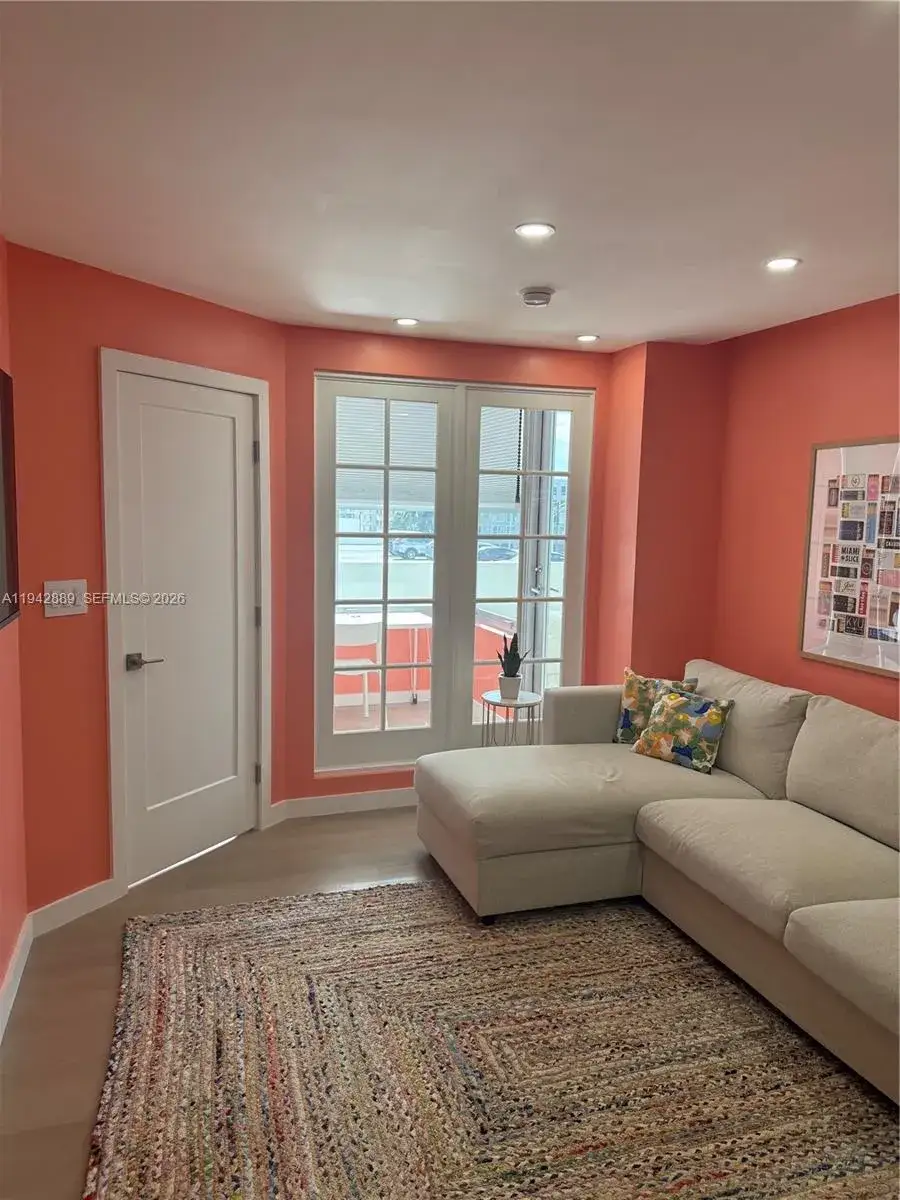 1 bedroom 1 bath Residential Lease for rent at 2899 Collins Ave # 416, Miami Beach FL 33140