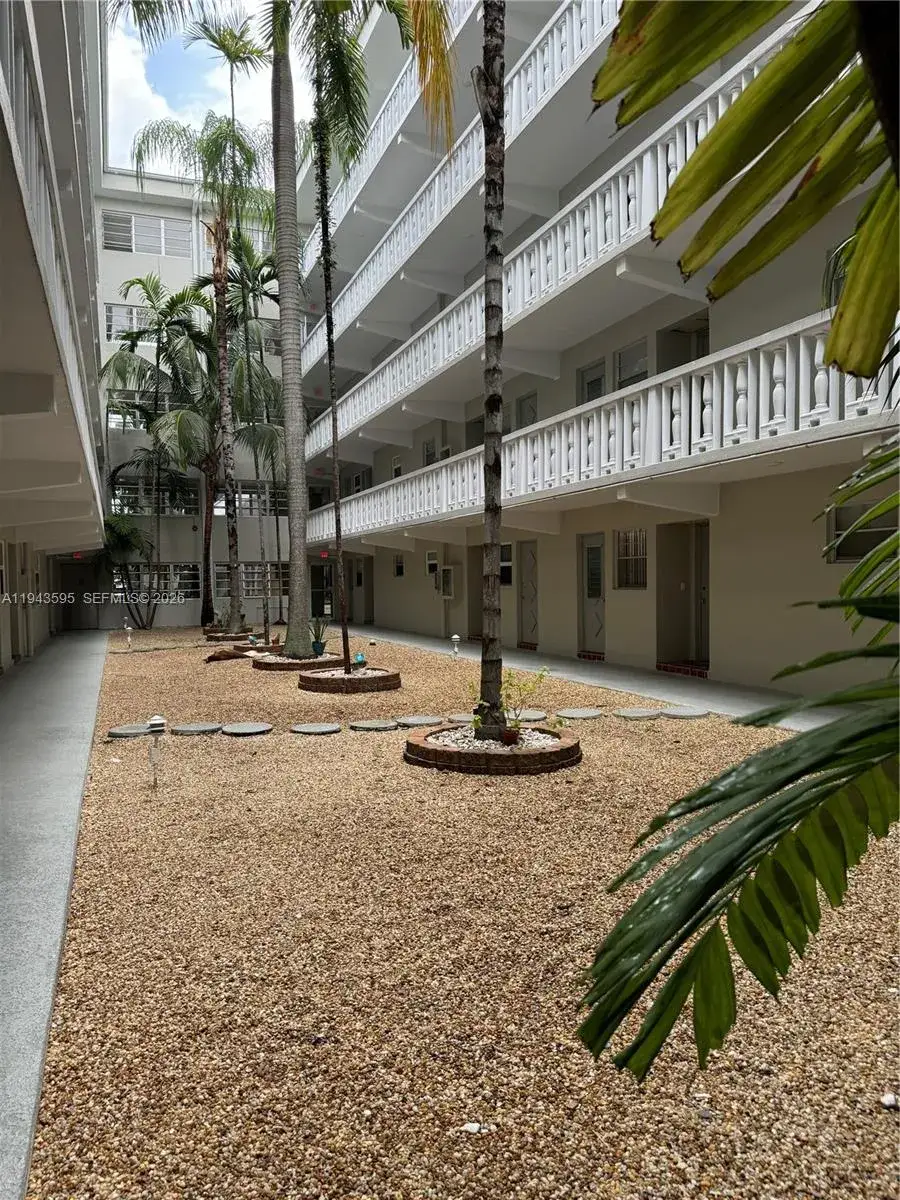 1 bedroom 1 bath Residential for sale at 330 SE 2nd St # 104F, Hallandale Beach FL 33009