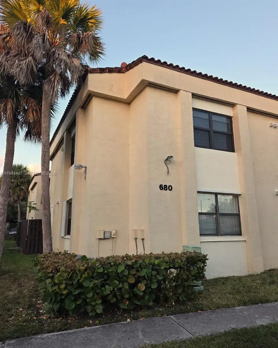 2 bedroom 2 bath Residential Lease for rent at 680 W Park Dr # 3, Miami FL 33172