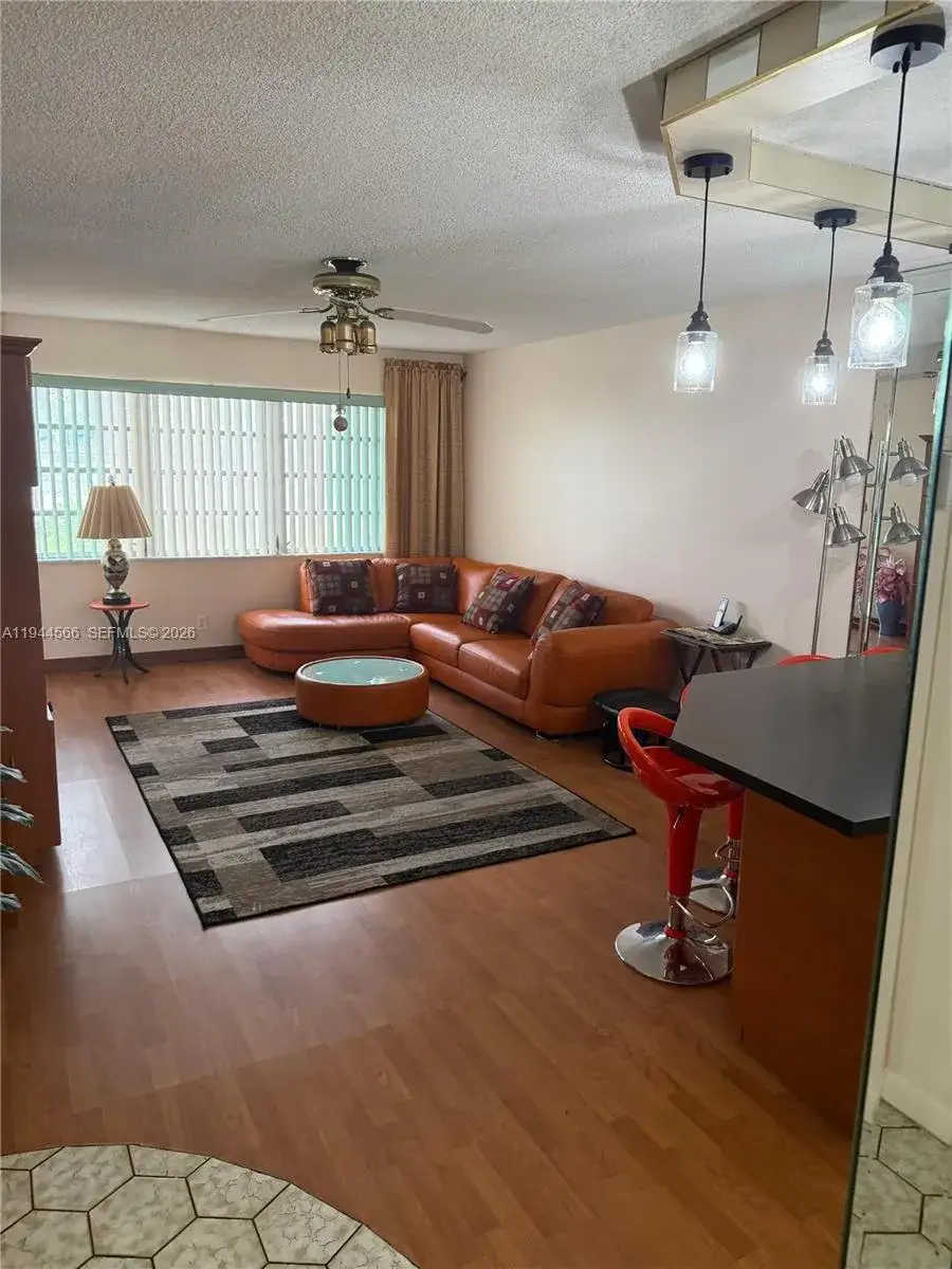 1 bedroom 1 bath Residential Lease for rent at 410 SE 2nd St # 105, Hallandale Beach FL 33009