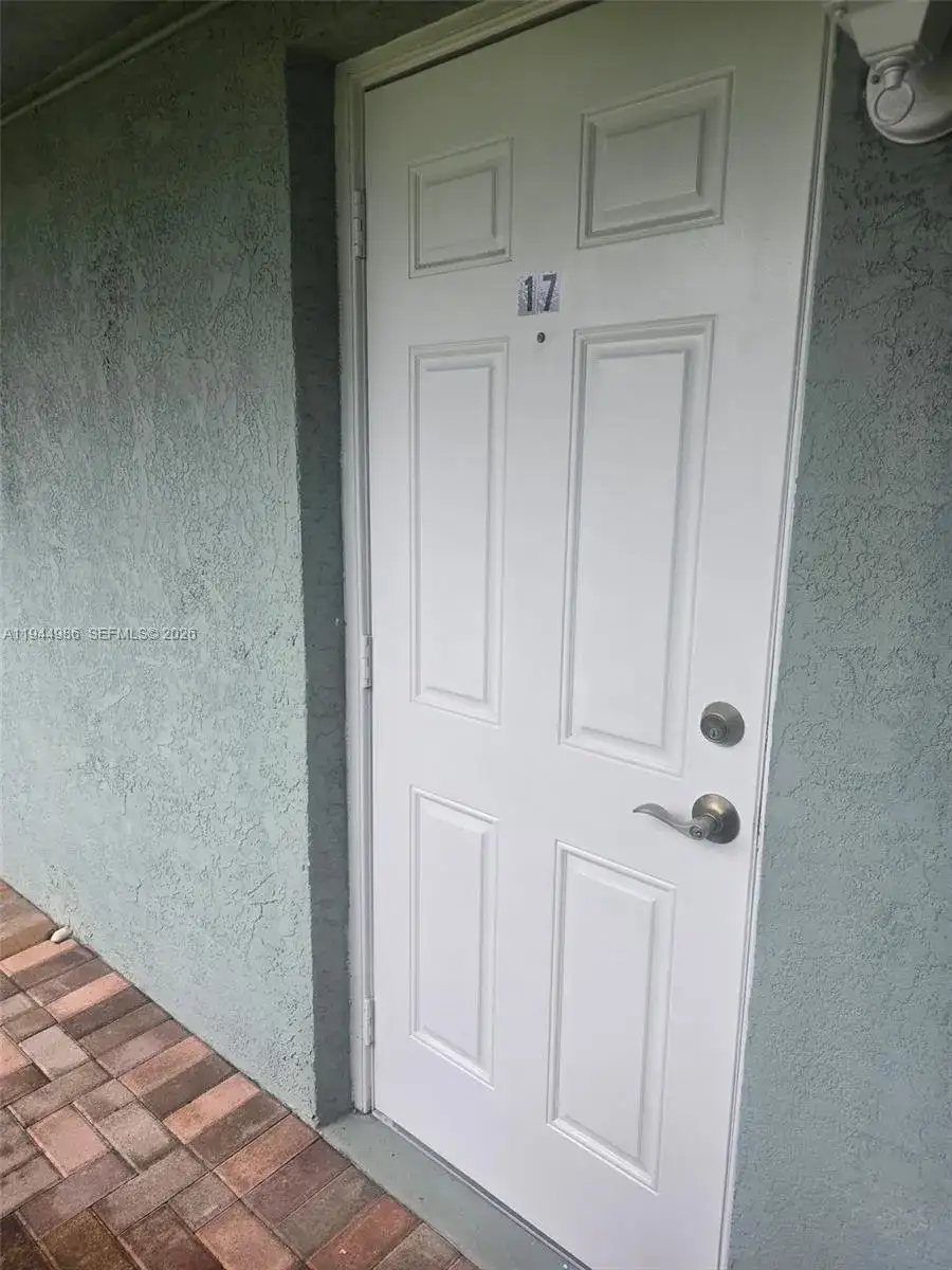 1 bedroom 1 bath Residential Lease for rent at 3260 NE 19th AVE Apt 17, Hollywood FL 33306