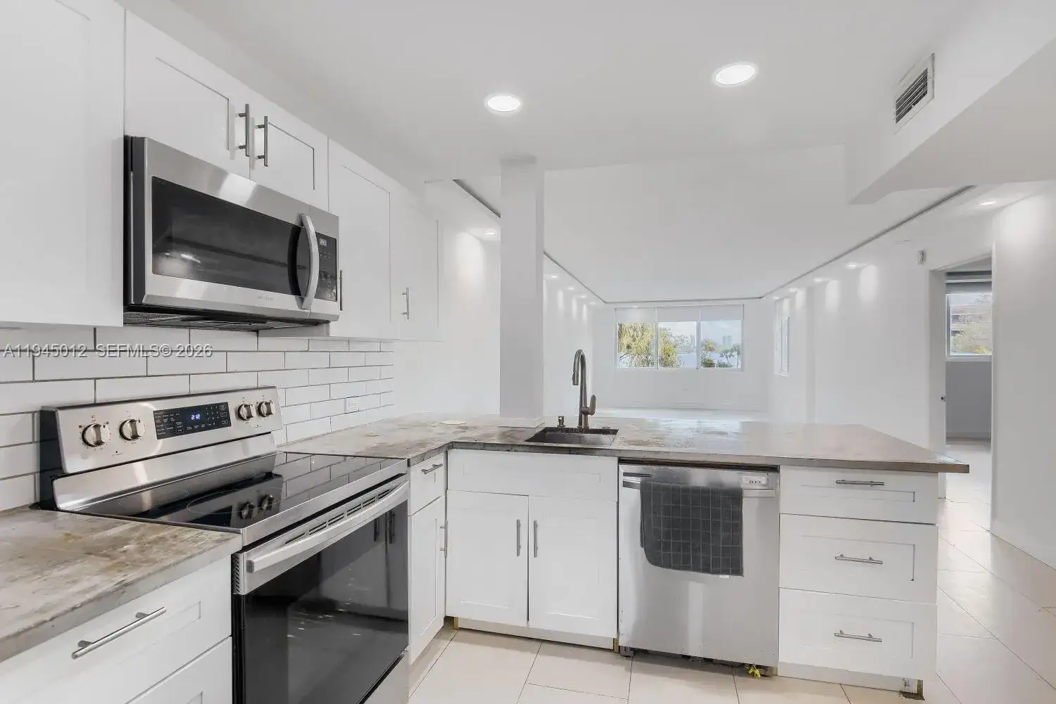 1 bedroom 1 bath Residential Lease for rent at 441 NE 195th St # 205, Miami FL 33179