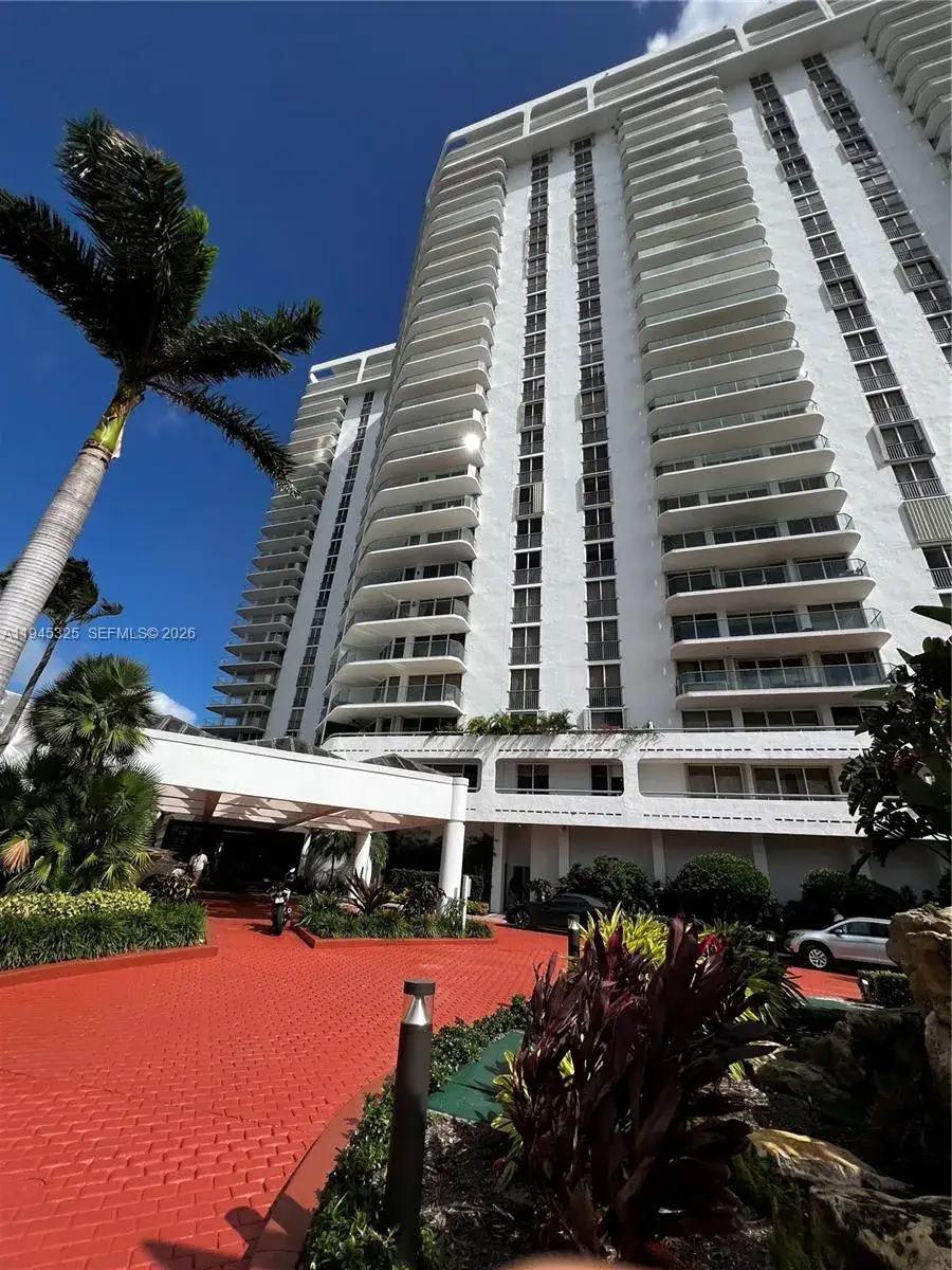 3 bedroom 2 bath Residential for sale at 19707 Turnberry Way # 4L, Aventura FL 33180