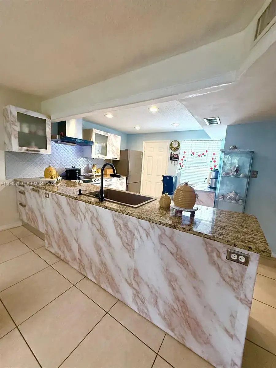 1 bedroom 1 bath Residential for sale at 1601 NE 191st St # B403, Miami FL 33179