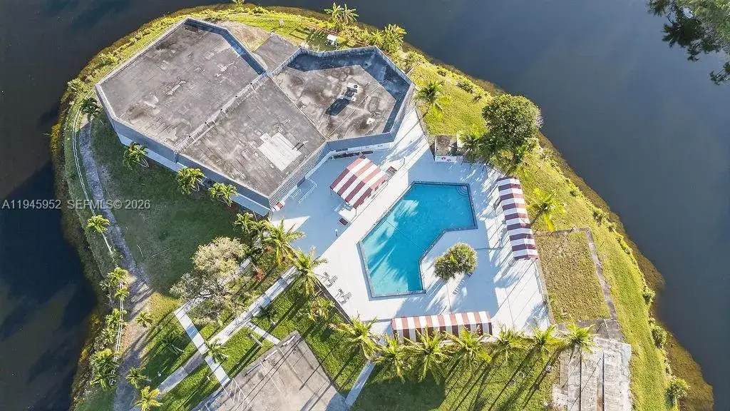 1 bedroom 1 bath Residential for sale at 20311 NE 2nd Ave # 15, Miami FL 33179