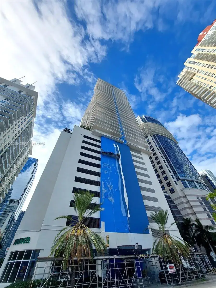 1 bedroom 1 bath Residential Lease for rent at 1200 Brickell Bay Dr # 3708, Miami FL 33131