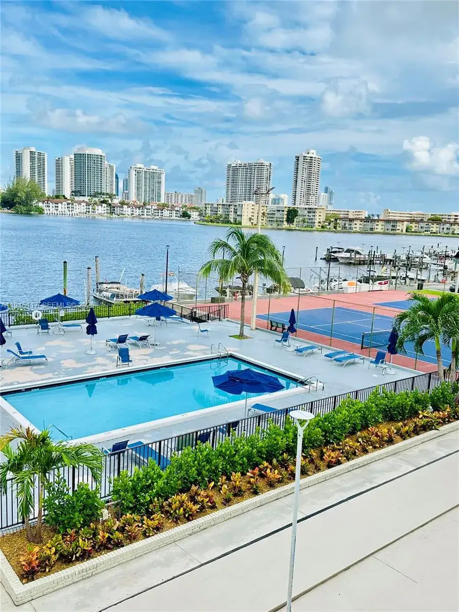1 bedroom 1 bath Residential for sale at 2750 NE 183rd St # 1607, Aventura FL 33160