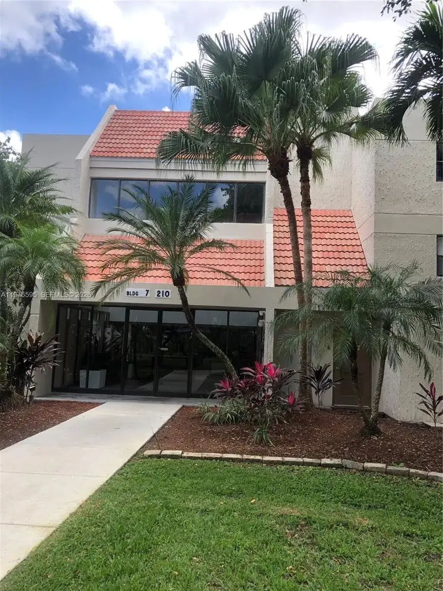 2 bedroom 2 bath Residential Lease for rent at 210 Lakeview Dr # 207, Weston FL 33326
