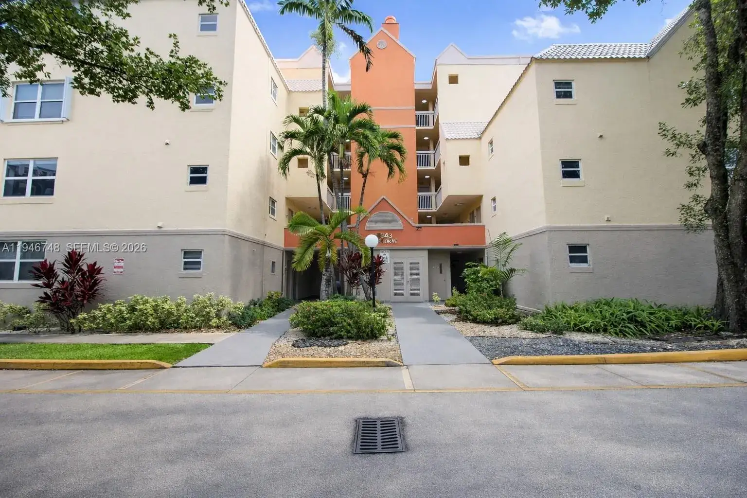 1 bedroom 1 bath Residential for sale at 8343 Lake Dr # 207, Doral FL 33166