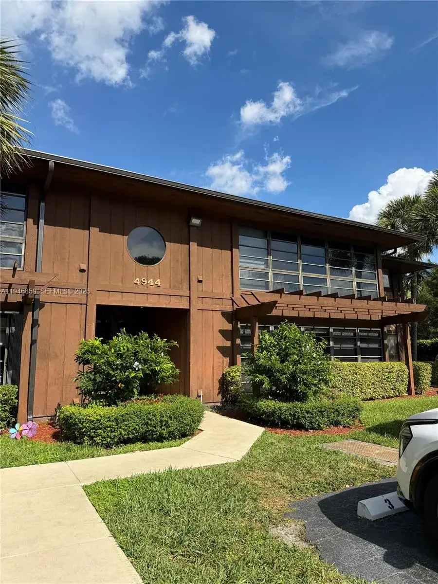 2 bedroom 1 bath Residential for sale at 4944 NW 102nd Ave # 3, Doral FL 33178