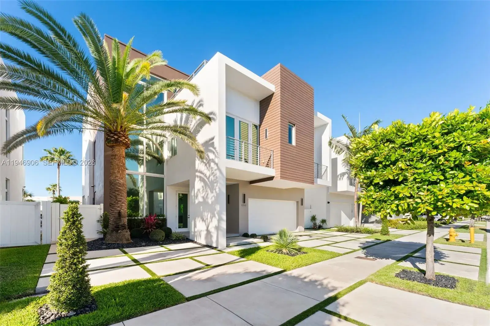 5 bedroom 5 bath Residential for sale at 10561 NW 67th Ter, Doral FL 33178
