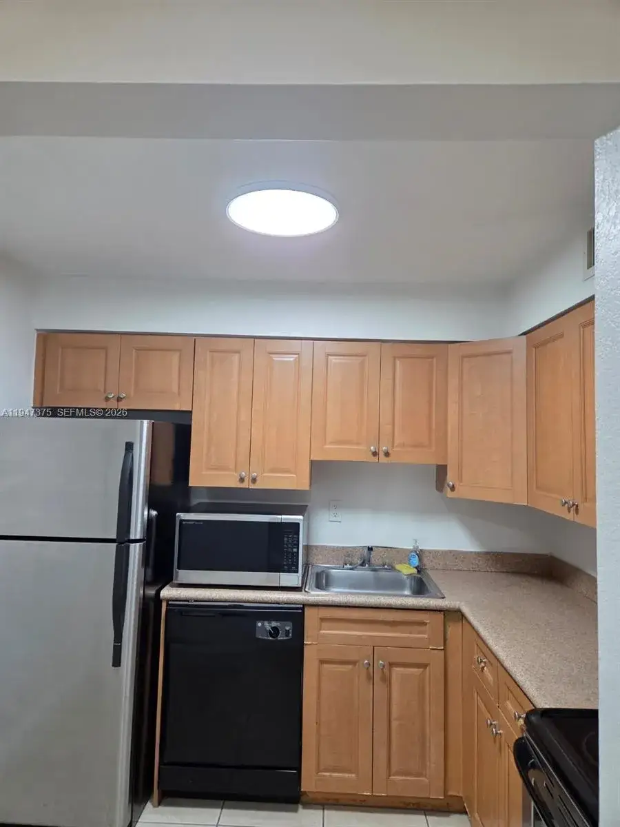 1 bedroom 1 bath Residential for sale at 5221 Geneva Way # 302, Doral FL 33166