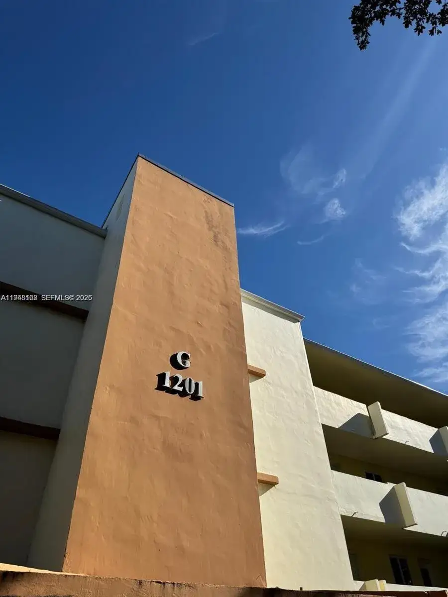 1 bedroom 1 bath Residential for sale at 1201 NE 191st St # G313, Miami FL 33179