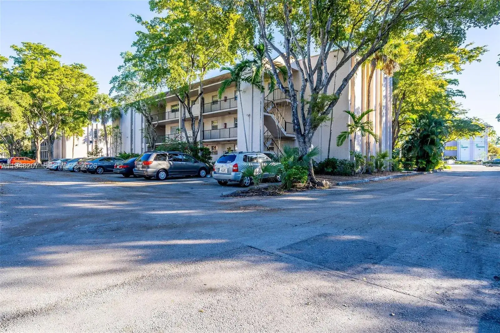 2 bedroom 2 bath Residential for sale at 469 N Pine Island Rd # B302, Plantation FL 33324