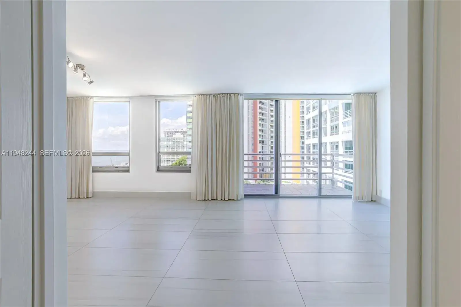 1 bedroom 1 bath Residential Lease for rent at 1541 Brickell Ave # C1008, Miami FL 33129