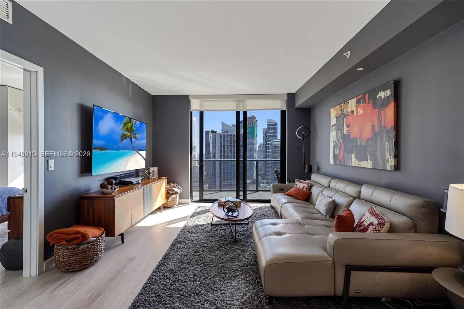 1 bedroom 2 bath Residential for sale at 45 SW 9th St # 3405, Miami FL 33130