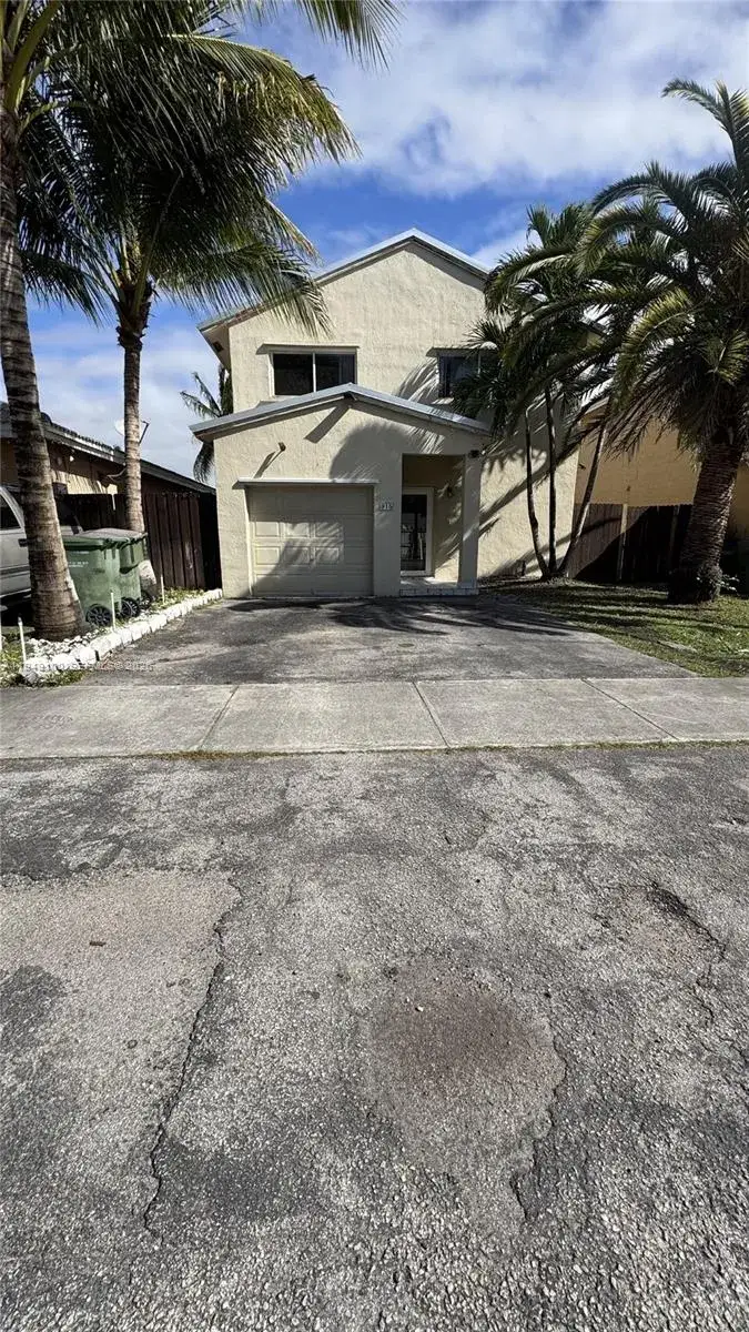 3 bedroom 2 bath Residential Lease for rent at 915 SE 13th Rd, Homestead FL 33035
