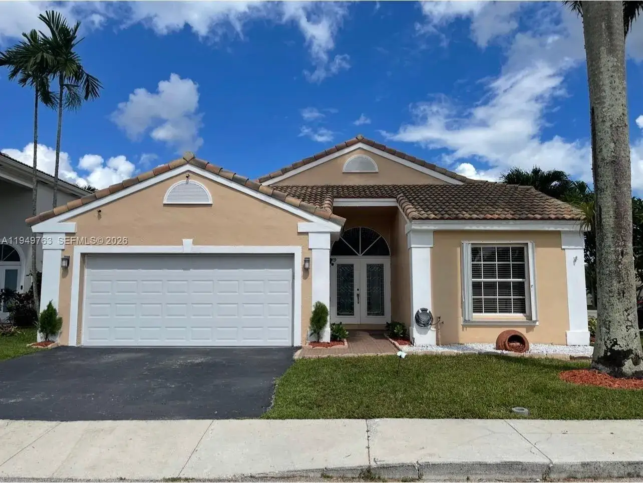 3 bedroom 2 bath Residential Lease for rent at 14001 Oak Ridge Dr, Davie FL 33325