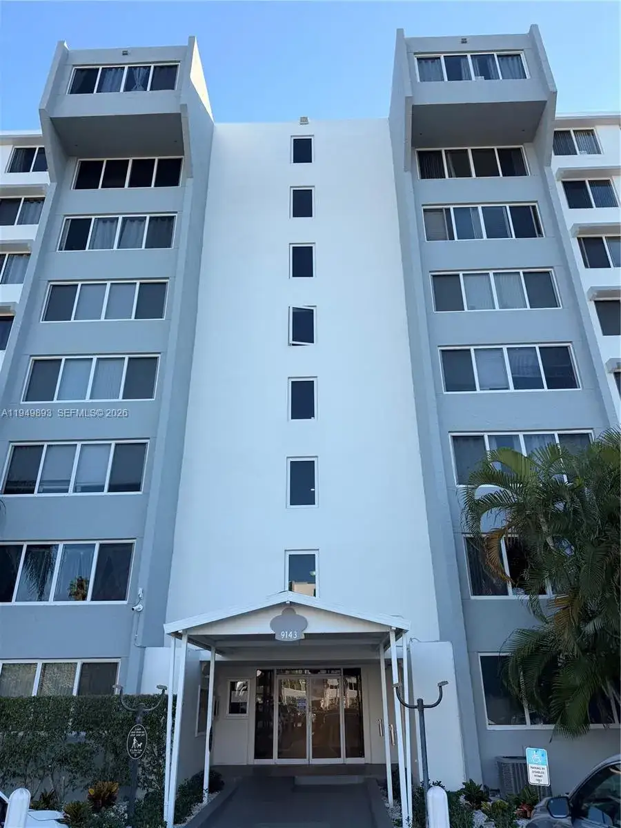 1 bedroom 1 bath Residential for sale at 9143 SW 77th Ave # B304, Miami FL 33156