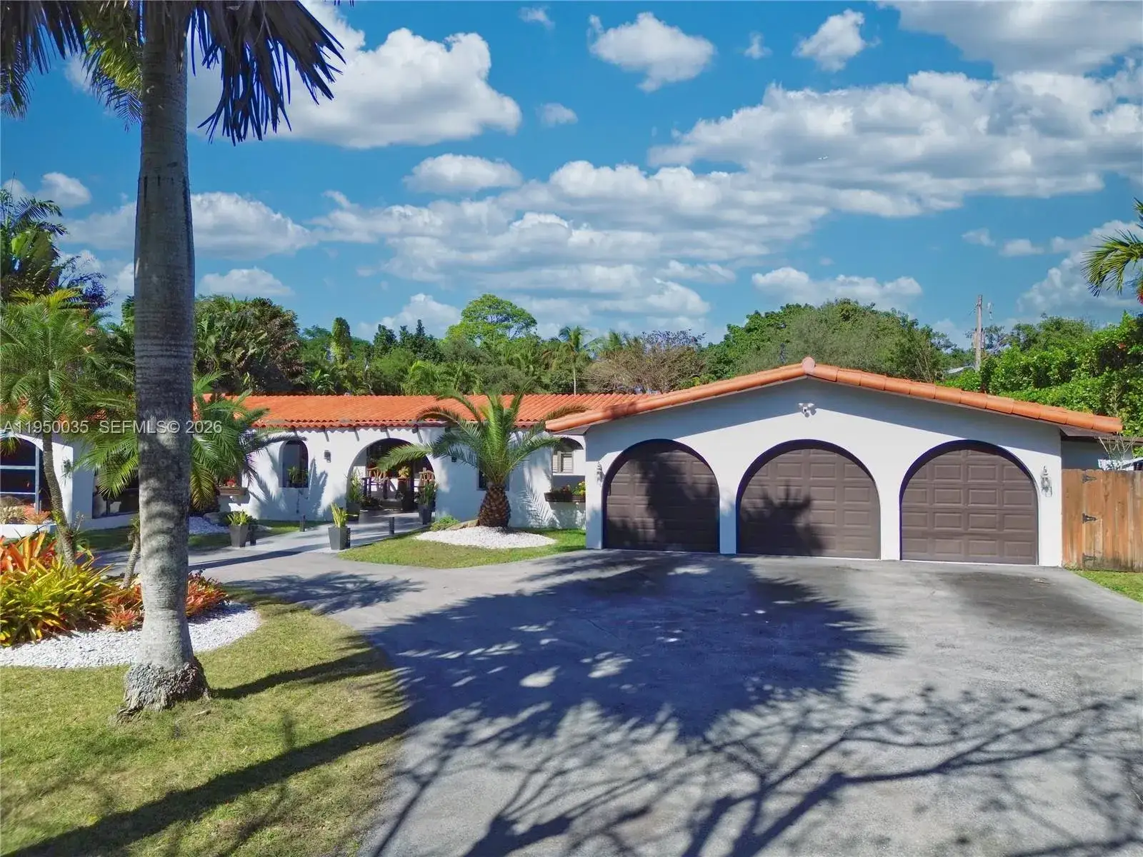 8 bedroom 6 bath Residential for sale at 7925 SW 124th St, Pinecrest FL 33156