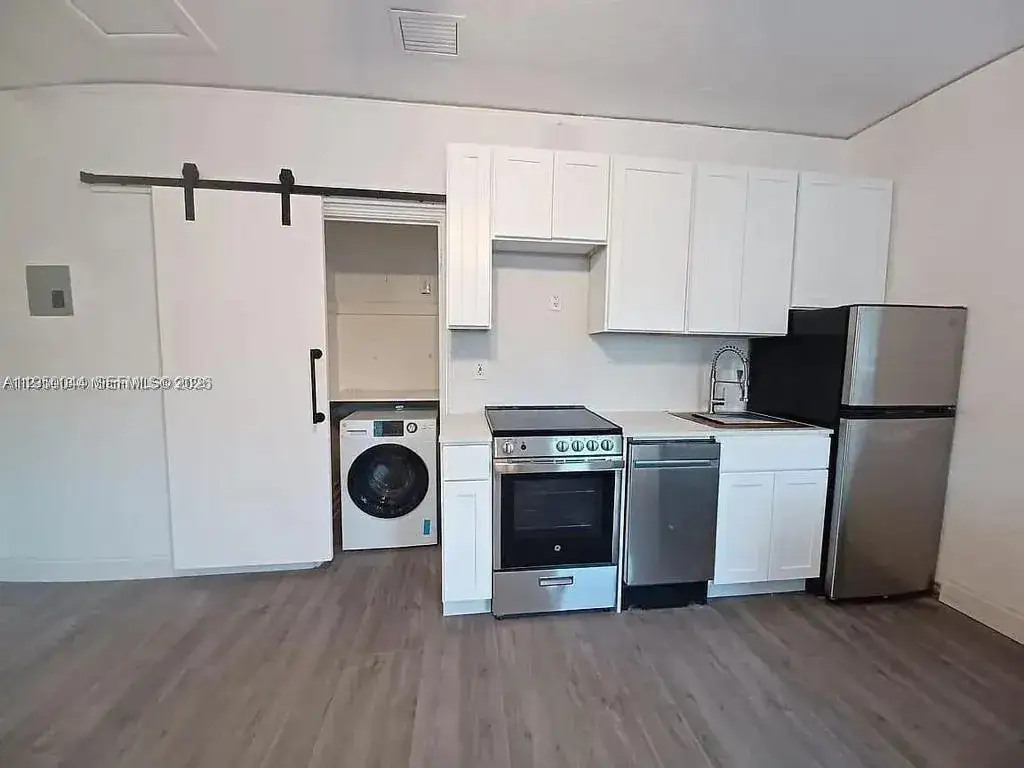 1 bath Residential Lease for rent at 2822 Pine Tree Dr # 4A, Miami Beach FL 33140