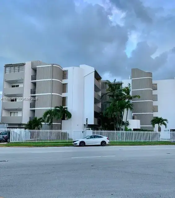 1 bedroom 1 bath Residential Lease for rent at 2000 Biarritz Dr # 407, Miami Beach FL 33141