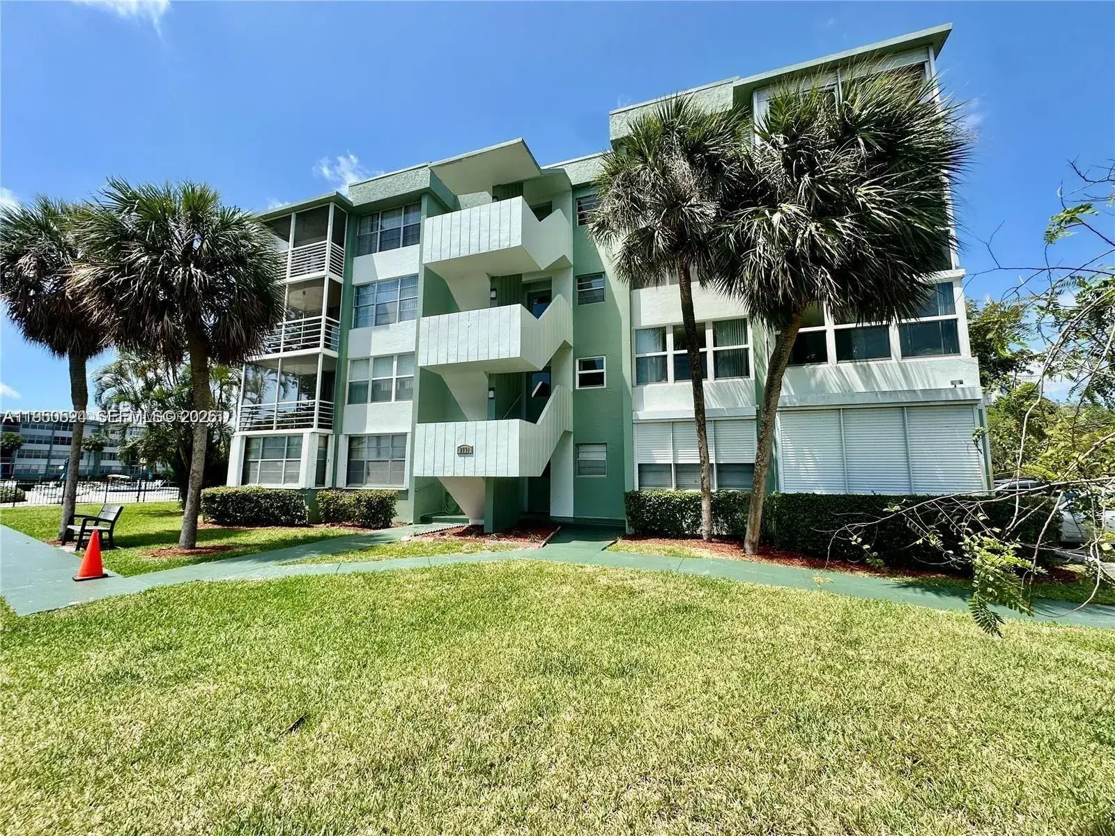 1 bedroom 1 bath Residential for sale at 2731 Taft St # 106, Hollywood FL 33020