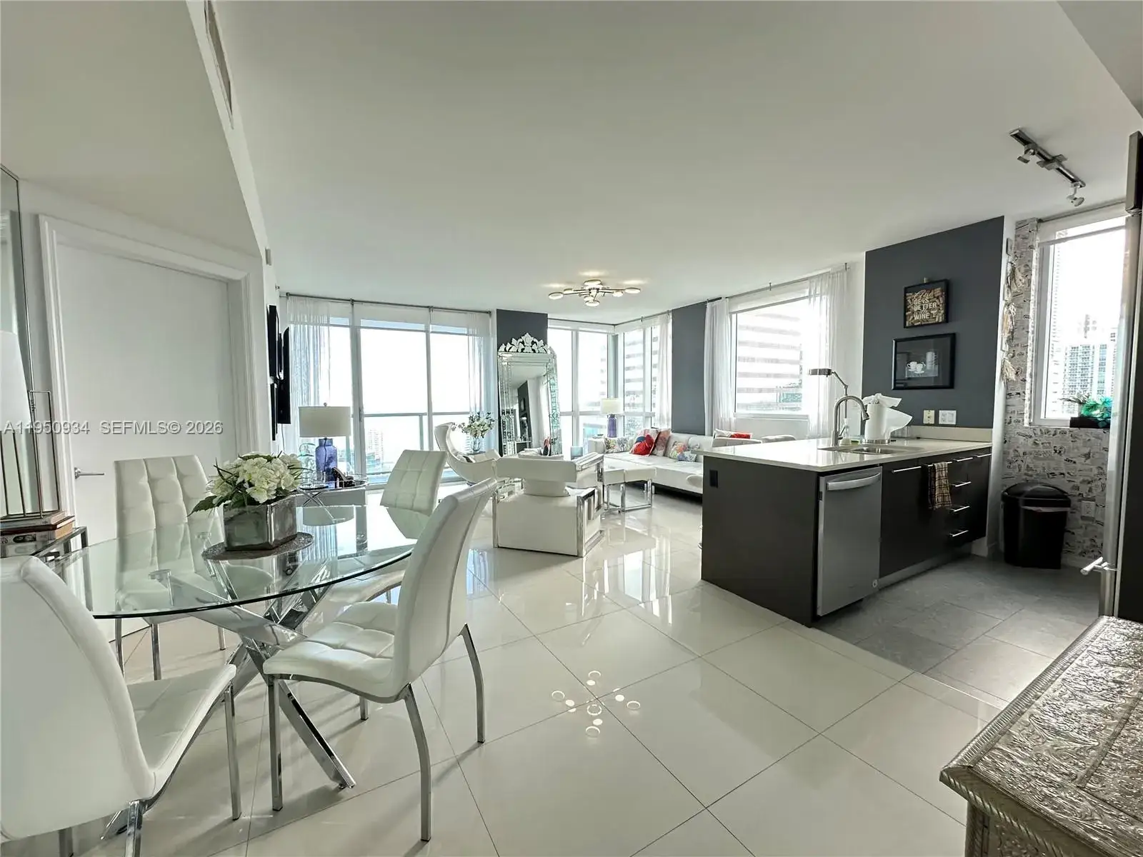 2 bedroom 2 bath Residential Lease for rent at 500 Brickell Ave # 3302, Miami FL 33131