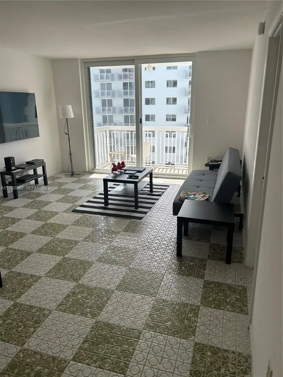 1 bedroom 1 bath Residential Lease for rent at 401 Ocean Dr # 810, Miami Beach FL 33139