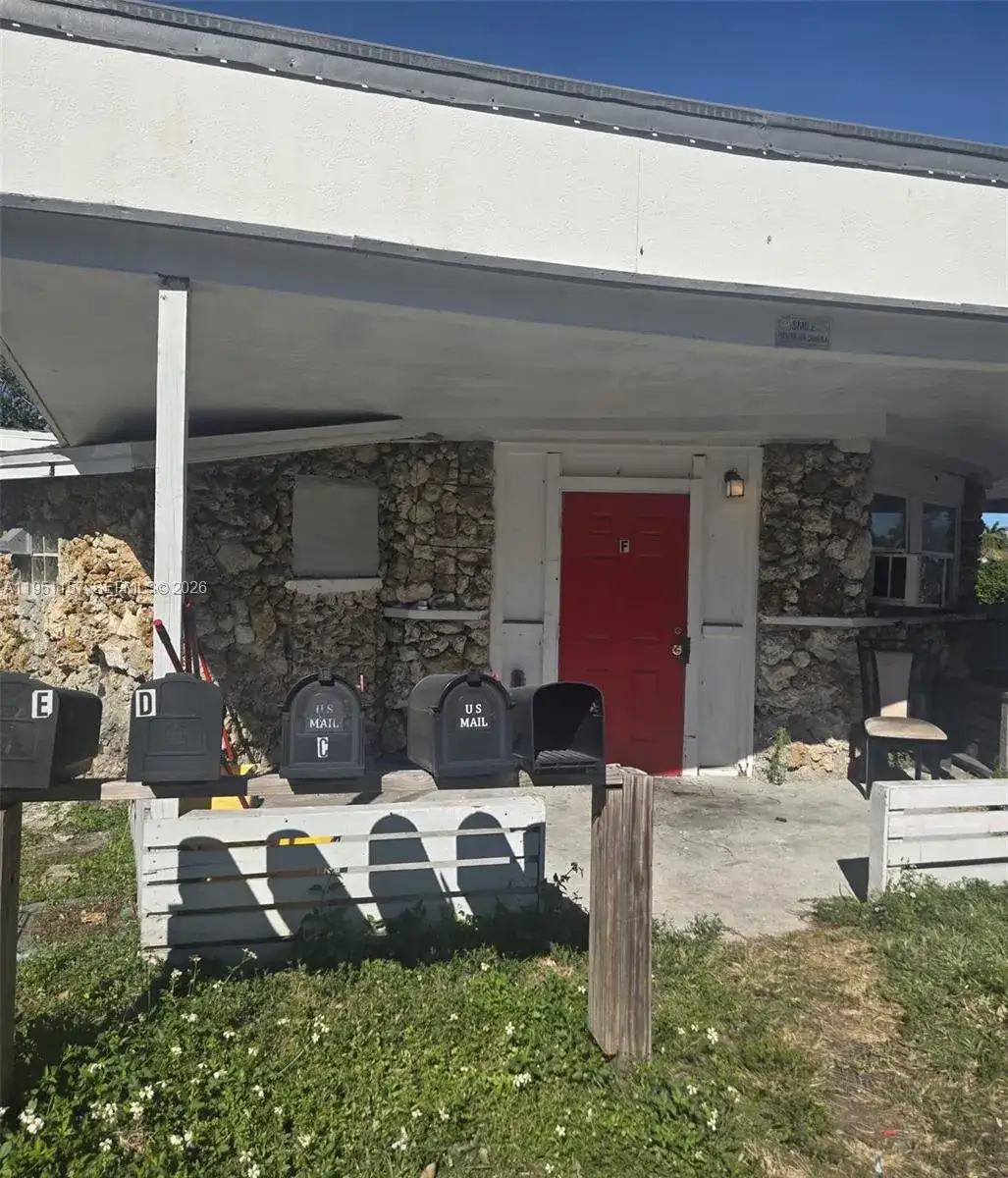 3 bedroom 1 bath Residential Lease for rent at 1189 N TAMIAMI TRL # H, Fort Myers FL 33093